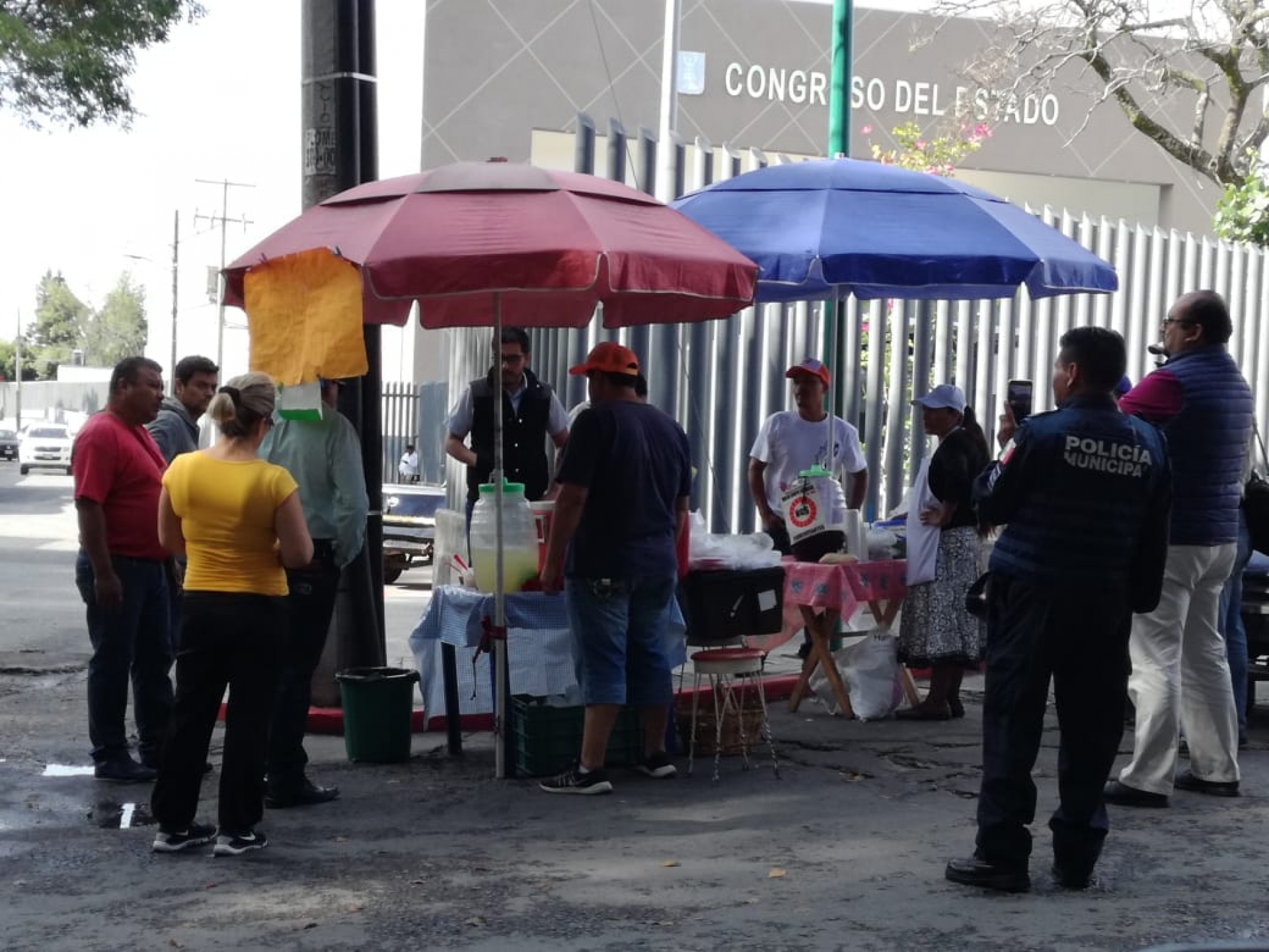 Desalojan a comerciantes instalados afuera del Congreso