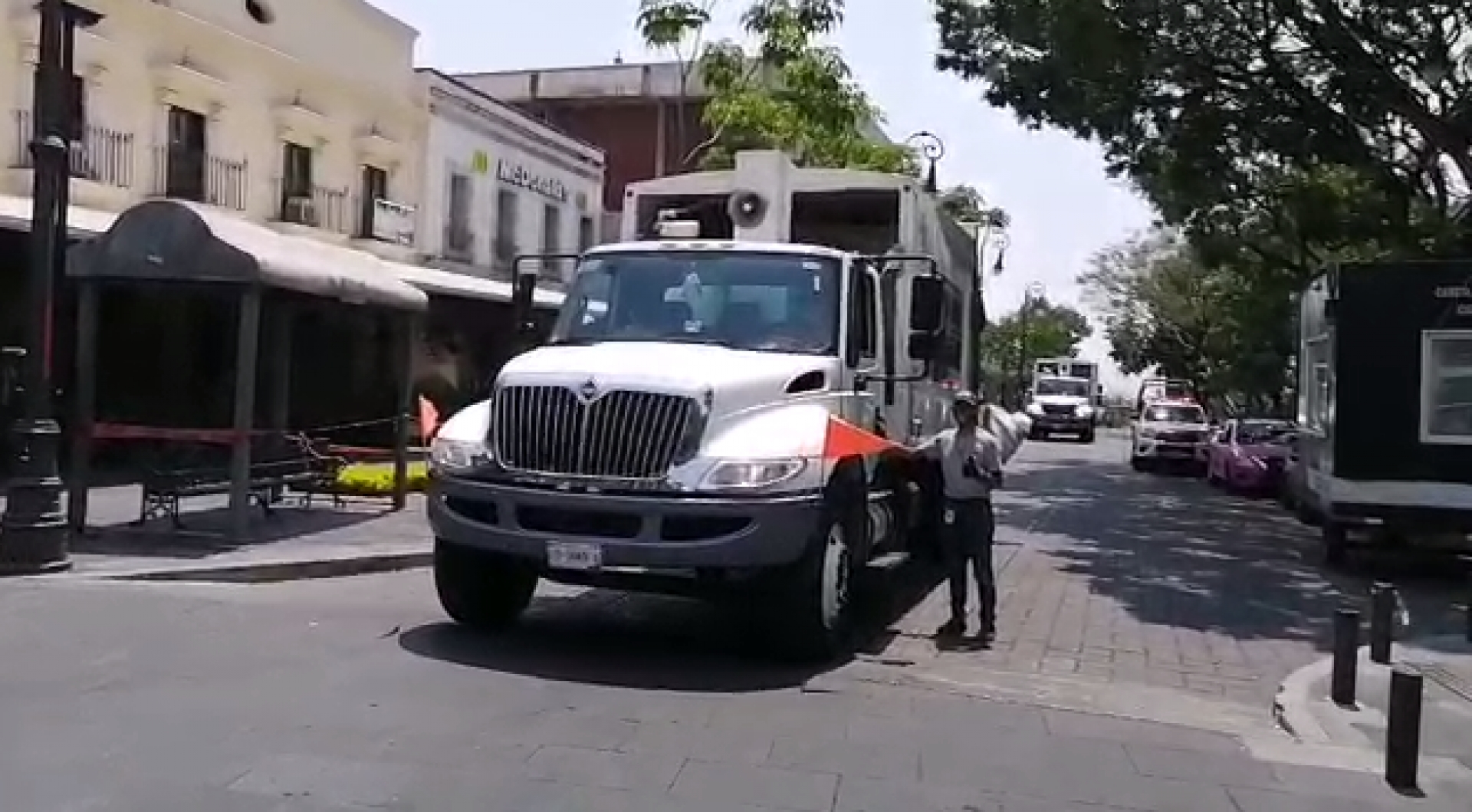Trabajadores del servicio de recolección felicitan a las madres en su día