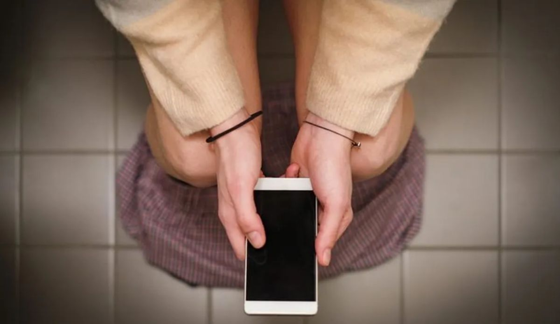 Riesgos de usar el celular mientras estás en el baño
