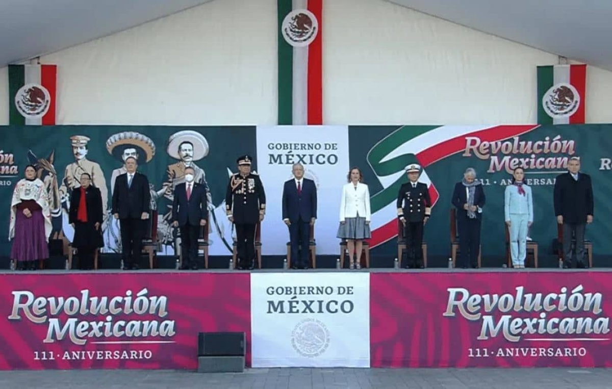 AMLO encabeza desfile por Aniversario del Día de la Revolución