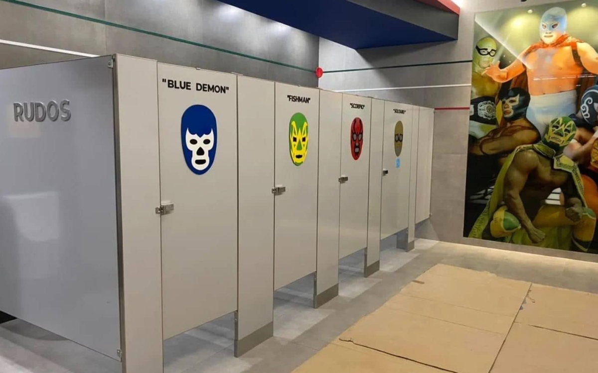 Lucha libre decora los baños del aeropuerto de Santa Lucía