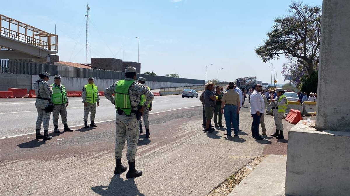 Ejidatarios cierran autopista