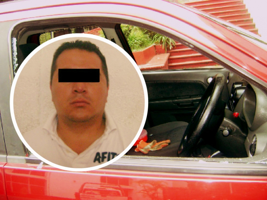 Rompió el cristal de una ventanilla para robar un bolso