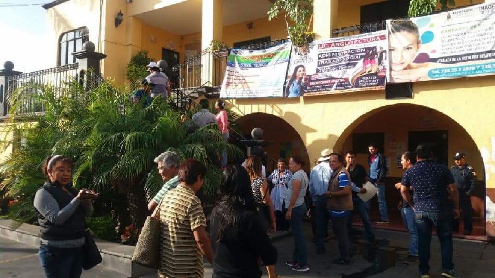 Protestan trabajadores de Atlatlahucan por despido injustificado