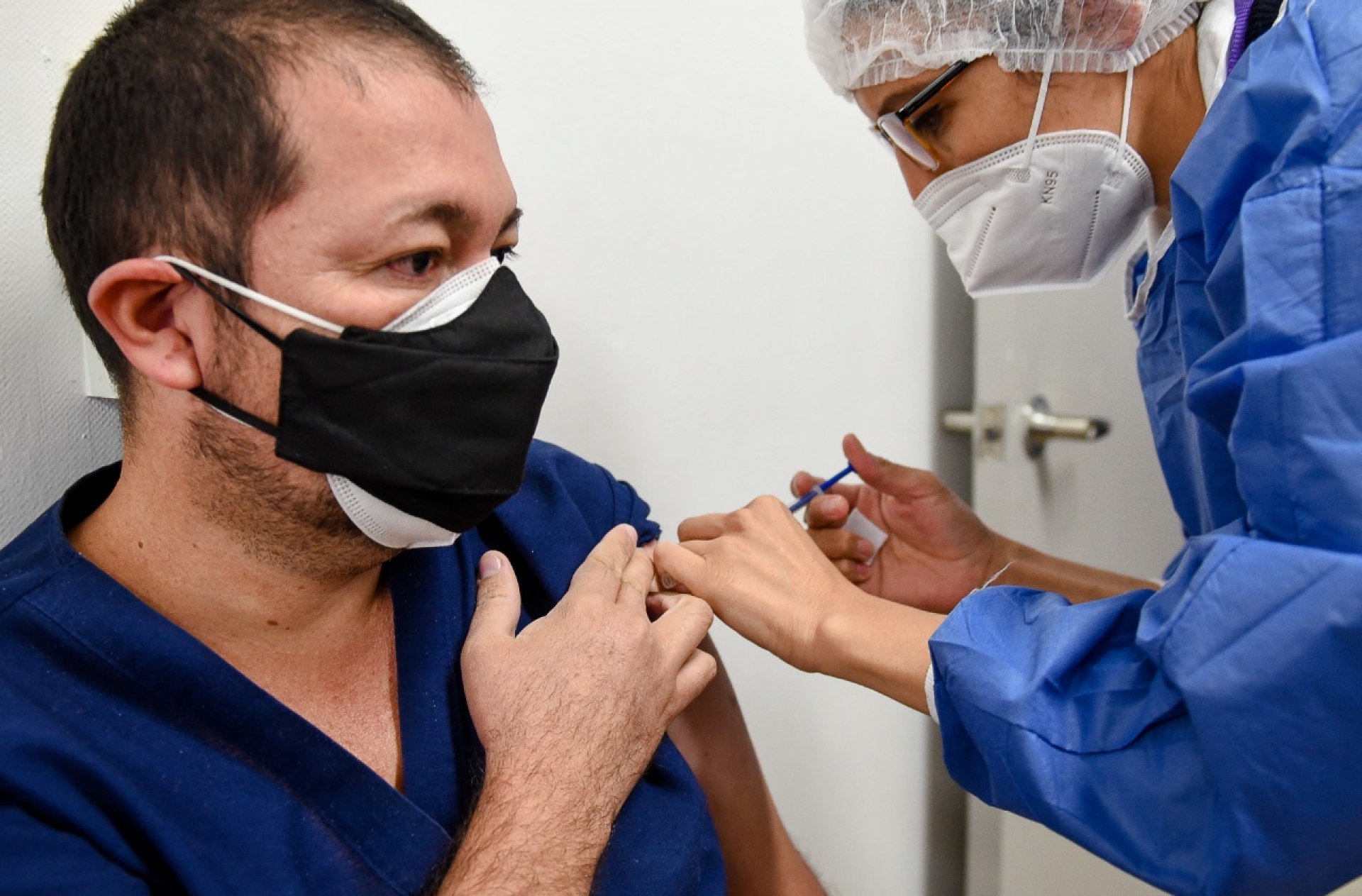 Inicia aplicación de segunda dosis de vacuna contra covid-19 a personal de salud