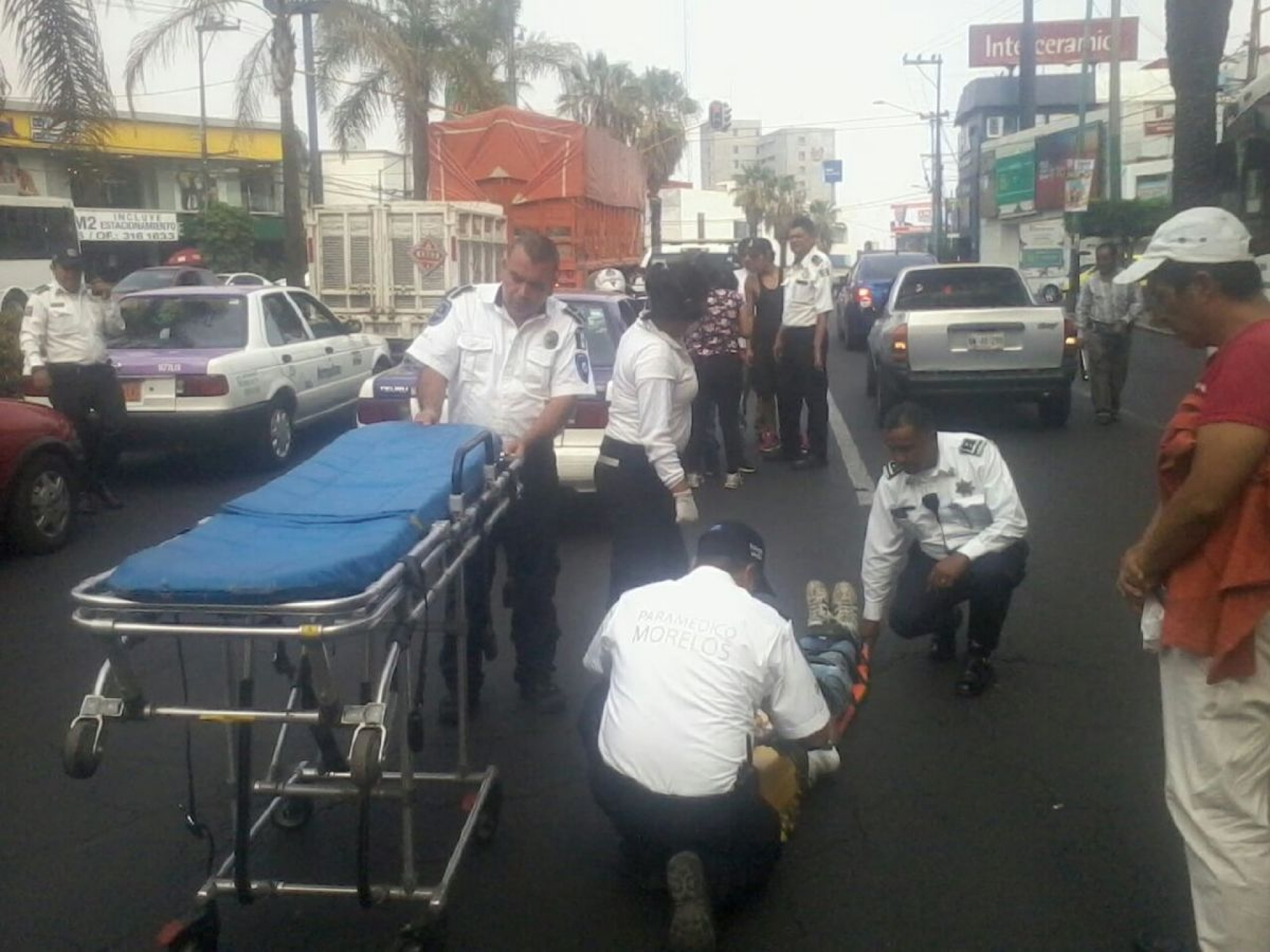 Lo atropelló un taxi por no usar el puente peatonal