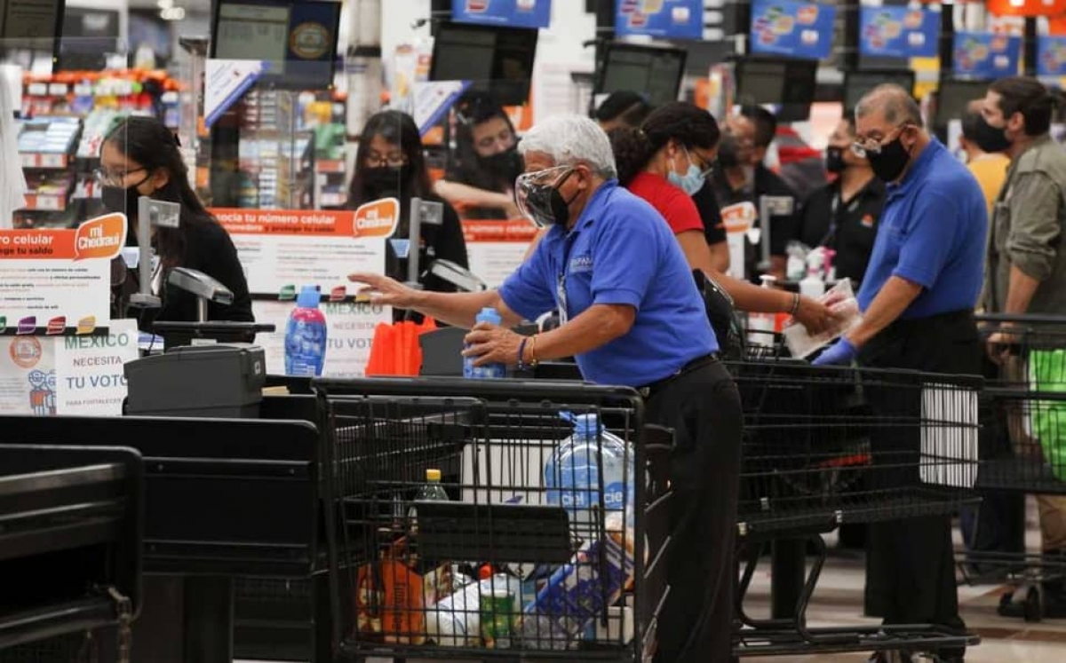 Personas de la tercera edad ya no podrán ser empacadores en Walmart