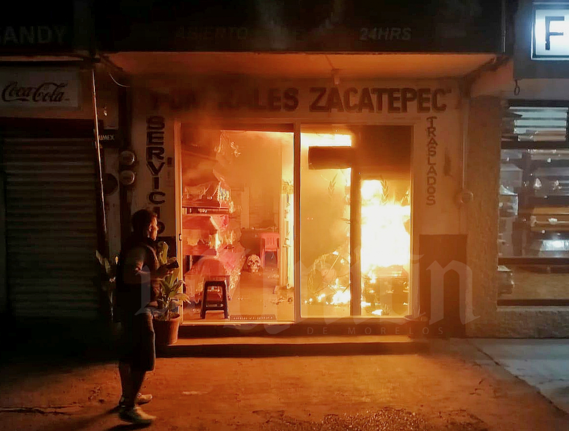 Arrojan bombas molotov contra funeraria en Zacatepec; dañan seis ataúdes