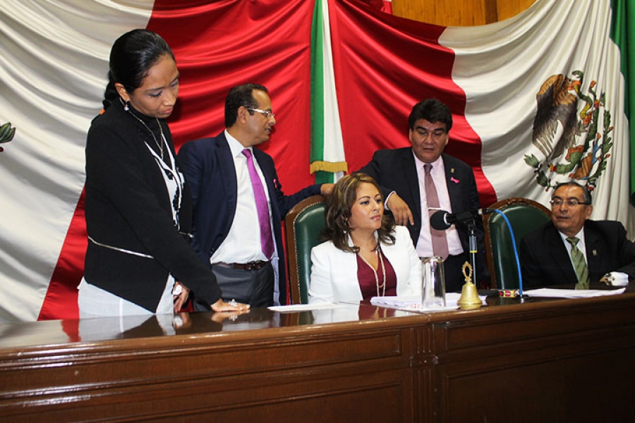 Diputados priistas y panistas impidieron la sesión legislativa de ayer
