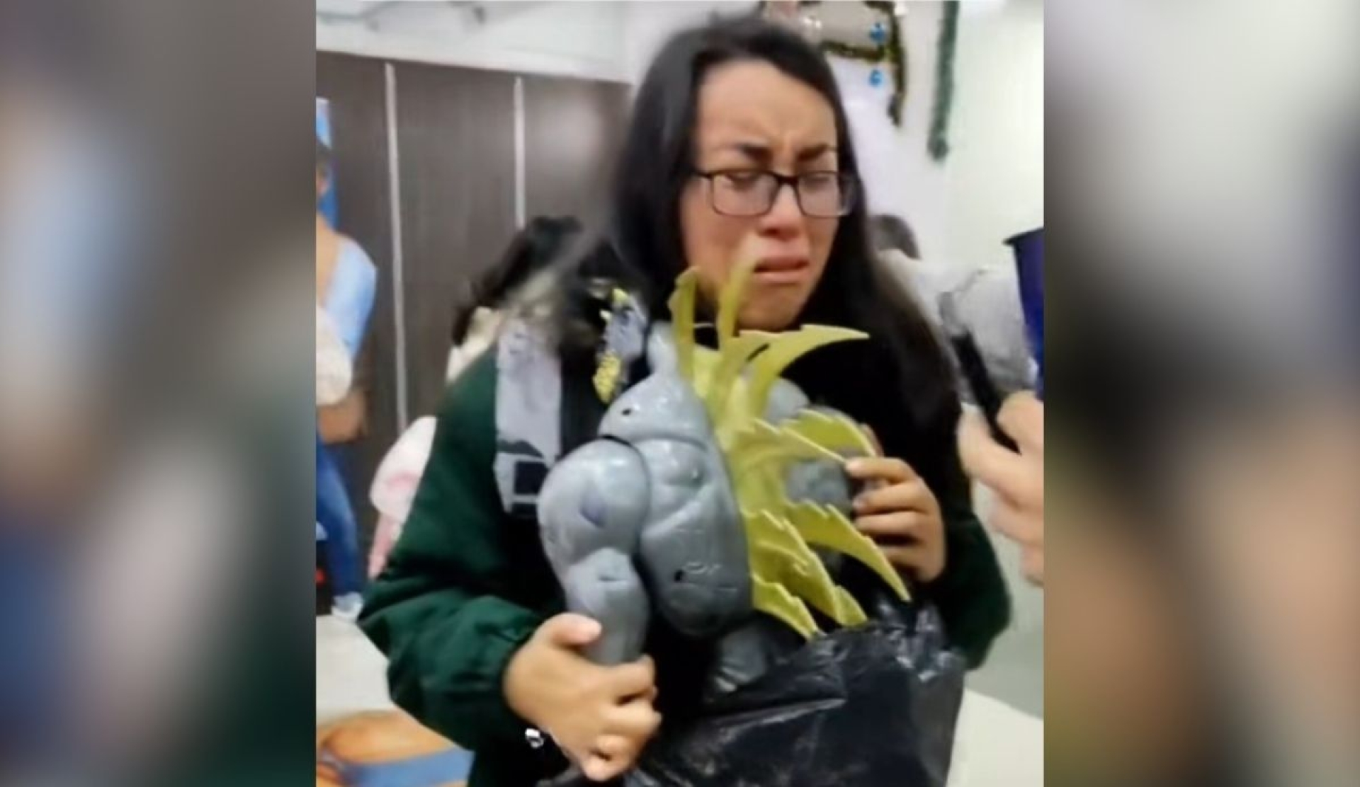 Emoción viral: mujer llora al recibir su juguete soñado de Max Steel