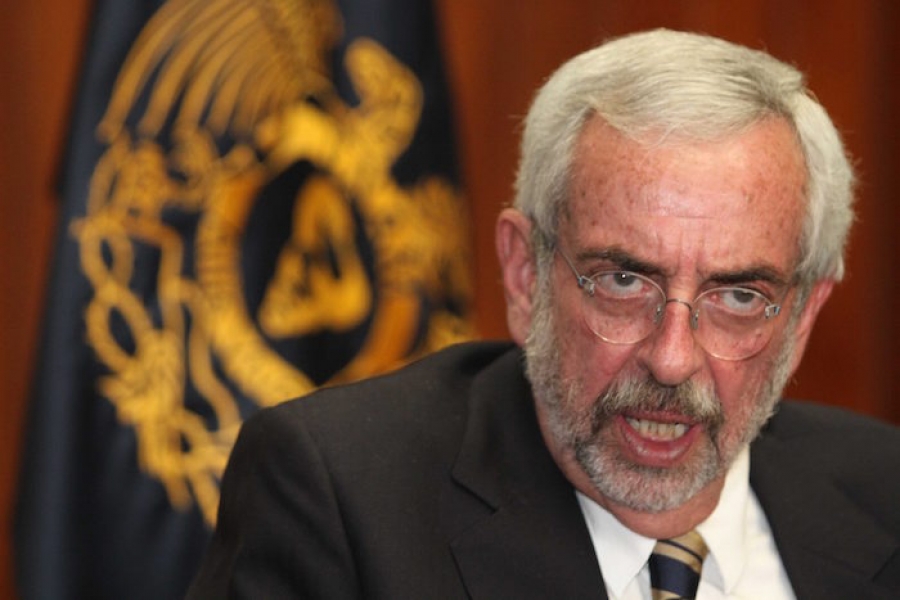 Enrique Graue rinde protesta como Rector de la UNAM; jóvenes expresan su inconformidad