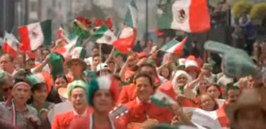 Usuarios de Twitter critican a Televisa por “tropicalizar” el Toque de Bandera