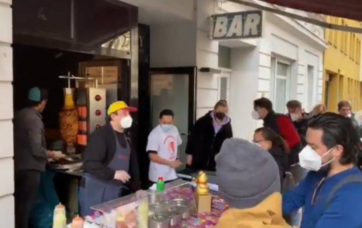 Tacos de pastor causan sensación y enormes filas en Berlín