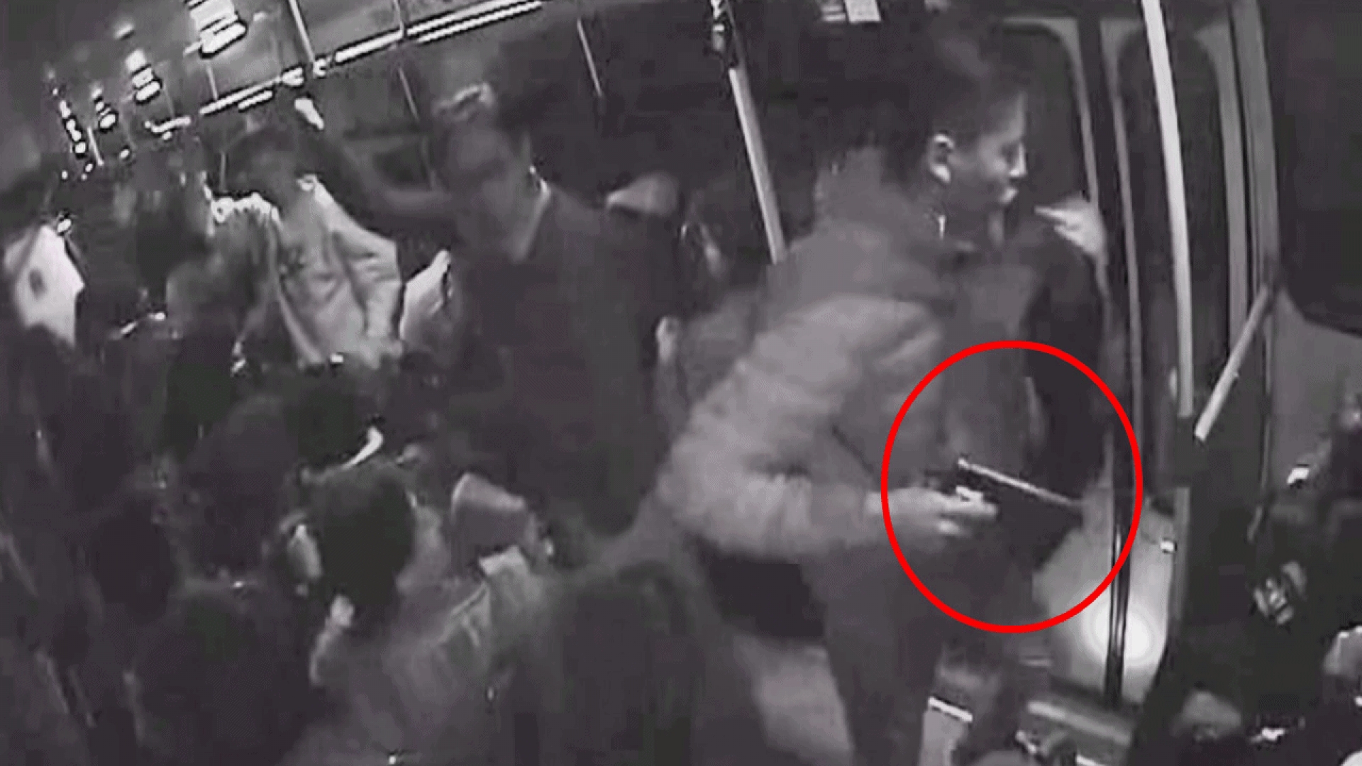 Militar abate a 3 asaltantes de micro en CDMX; VIDEO de maleante en piso