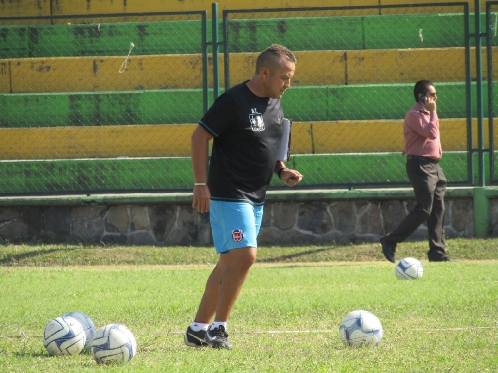 Luchadores no dejan de entrenar