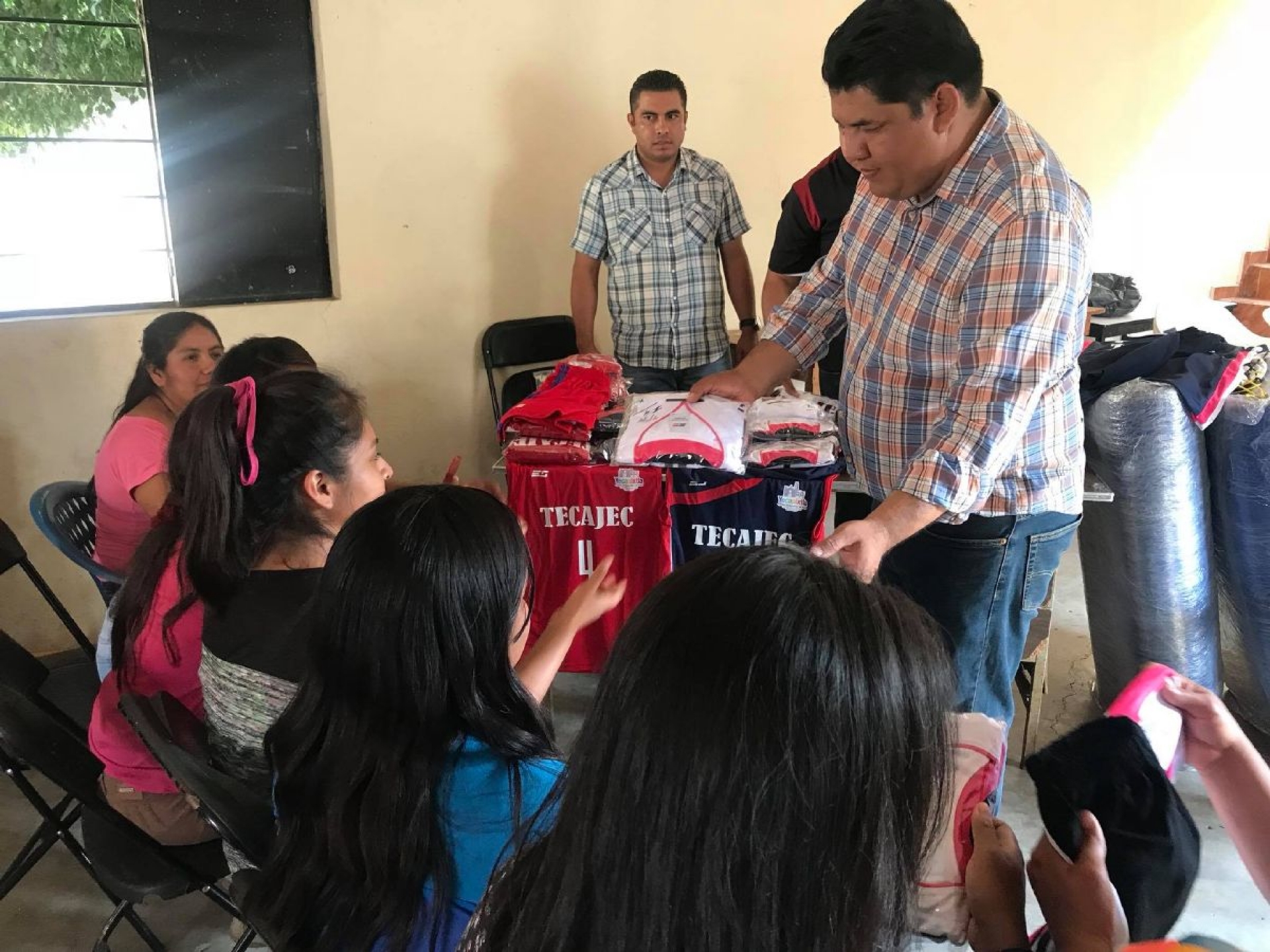 Entrega alcalde de Yecapixtla uniformes a equipos de voleibol de Tecajec