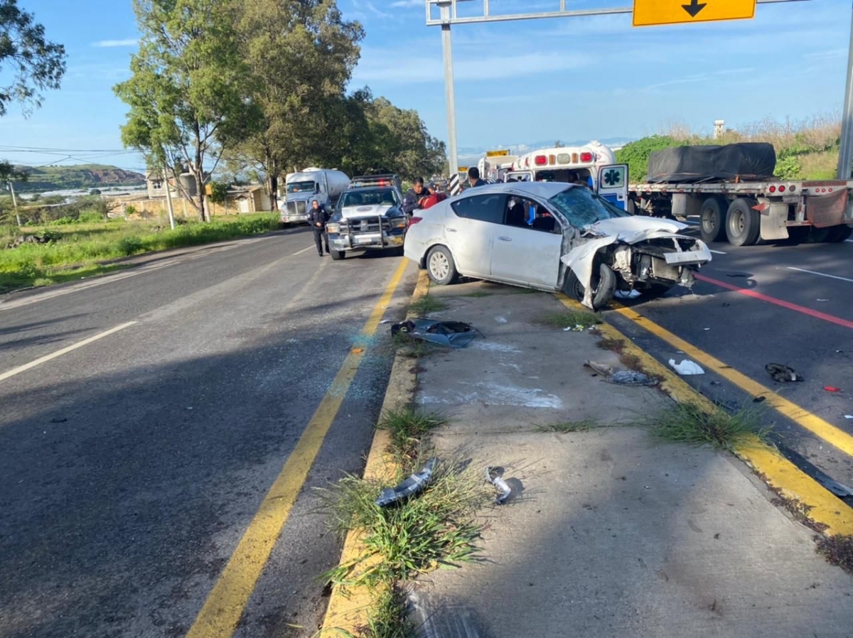 Cuatro lesionados en accidente entre automóvil y camión, en Atlatlahucan