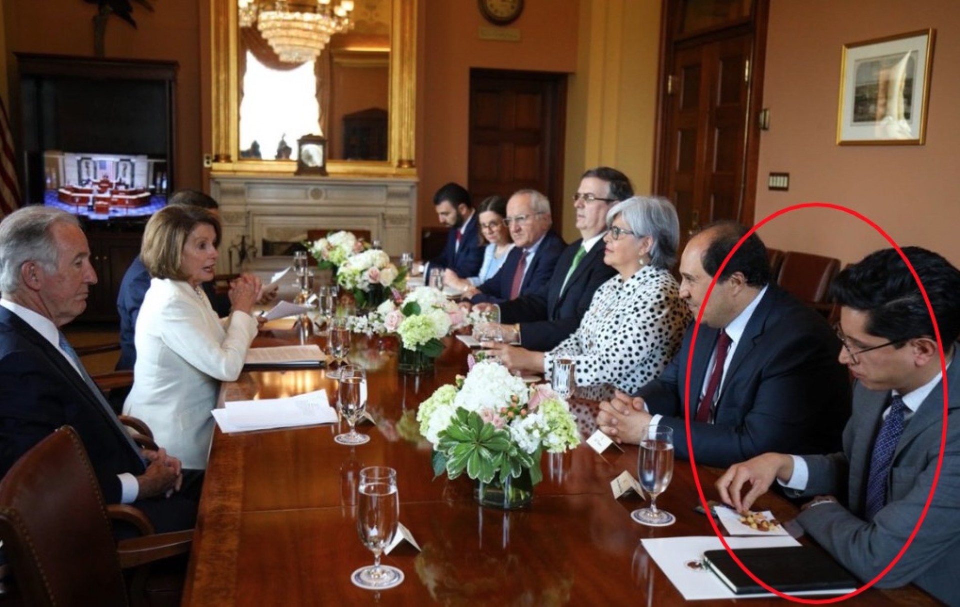 #LordCacahuates Funcionario de la SRE hace el 'oso' en reunión con Pelosi