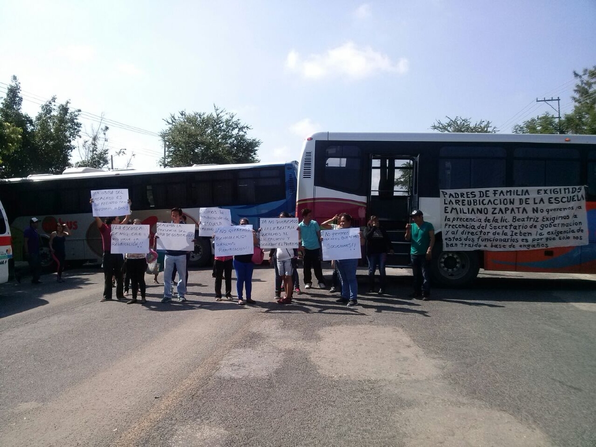 Bloquearon la carretera Alpuyeca-Jojutla para exigir la reubicación de una primaria en Xoxocotla