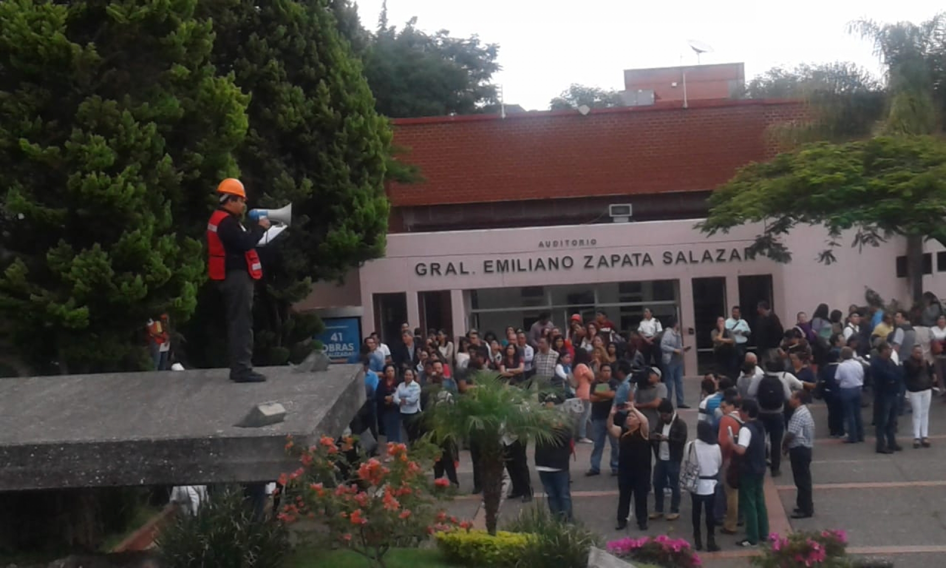 En simulacro, evacuan edificios en el campus Chamilpa de la UAEM