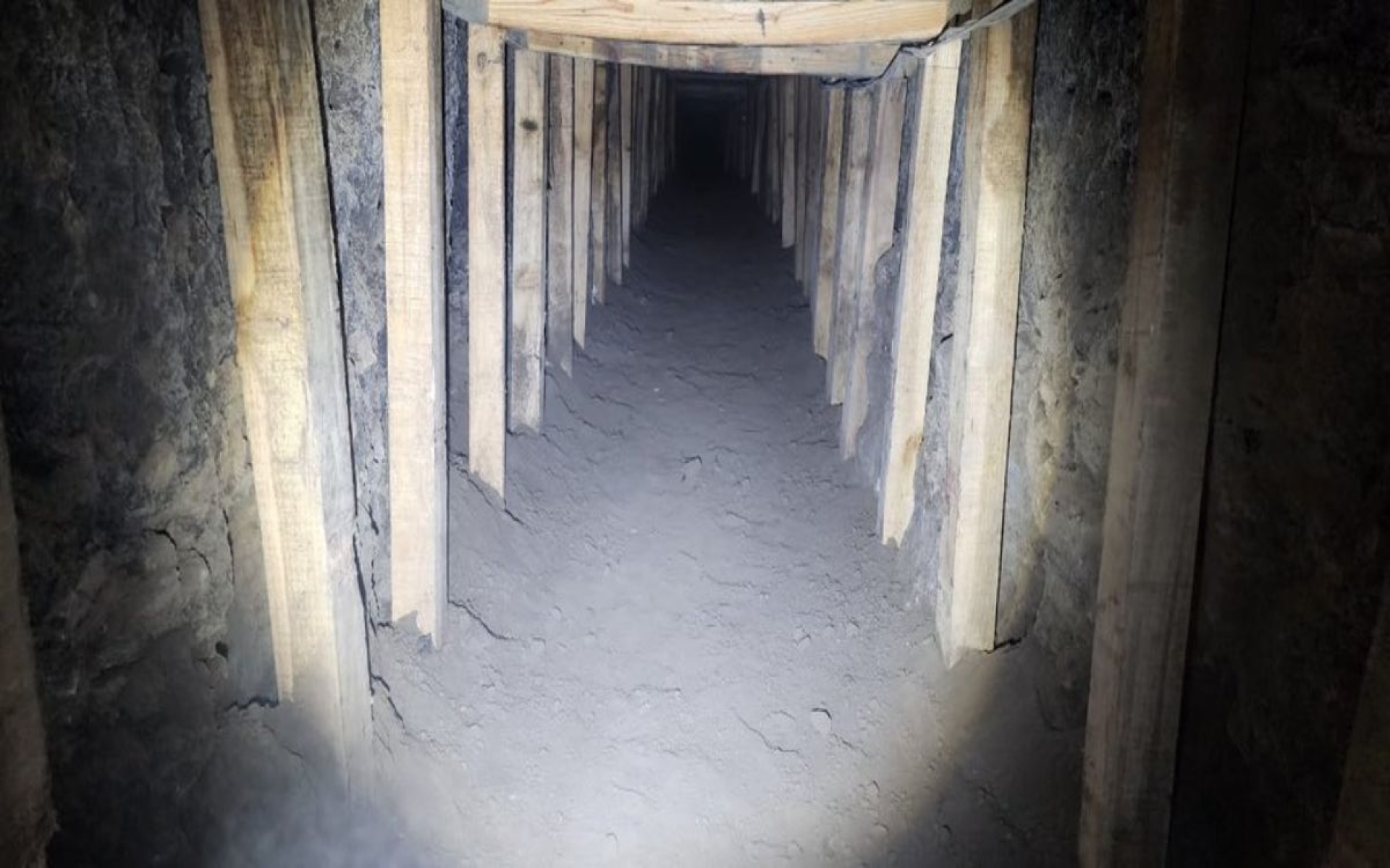 Encuentran túnel clandestino para huachicol en Acolman, Edomex
