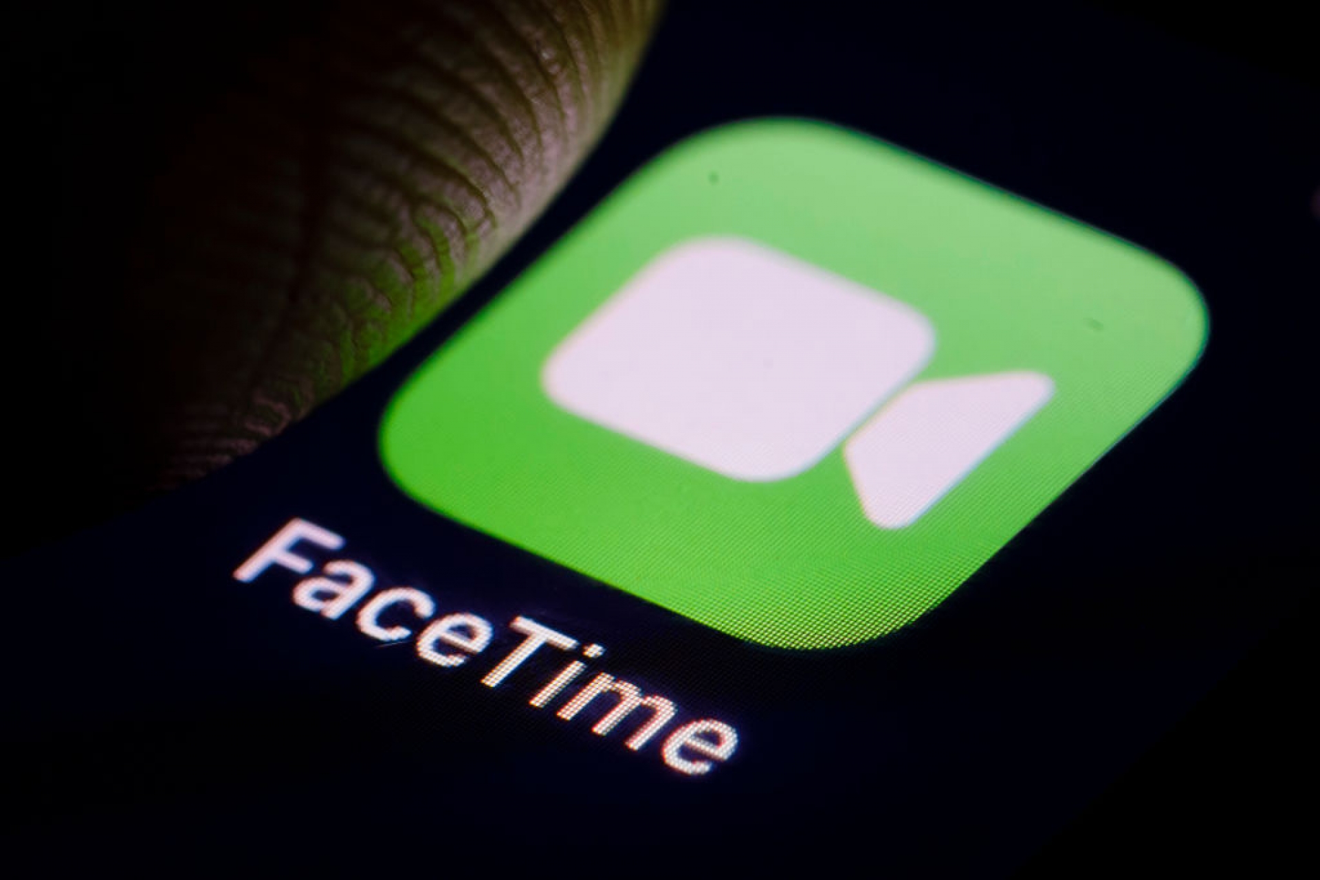 Error de FaceTime permite escuchar micrófono del otro iPhone antes de que conteste