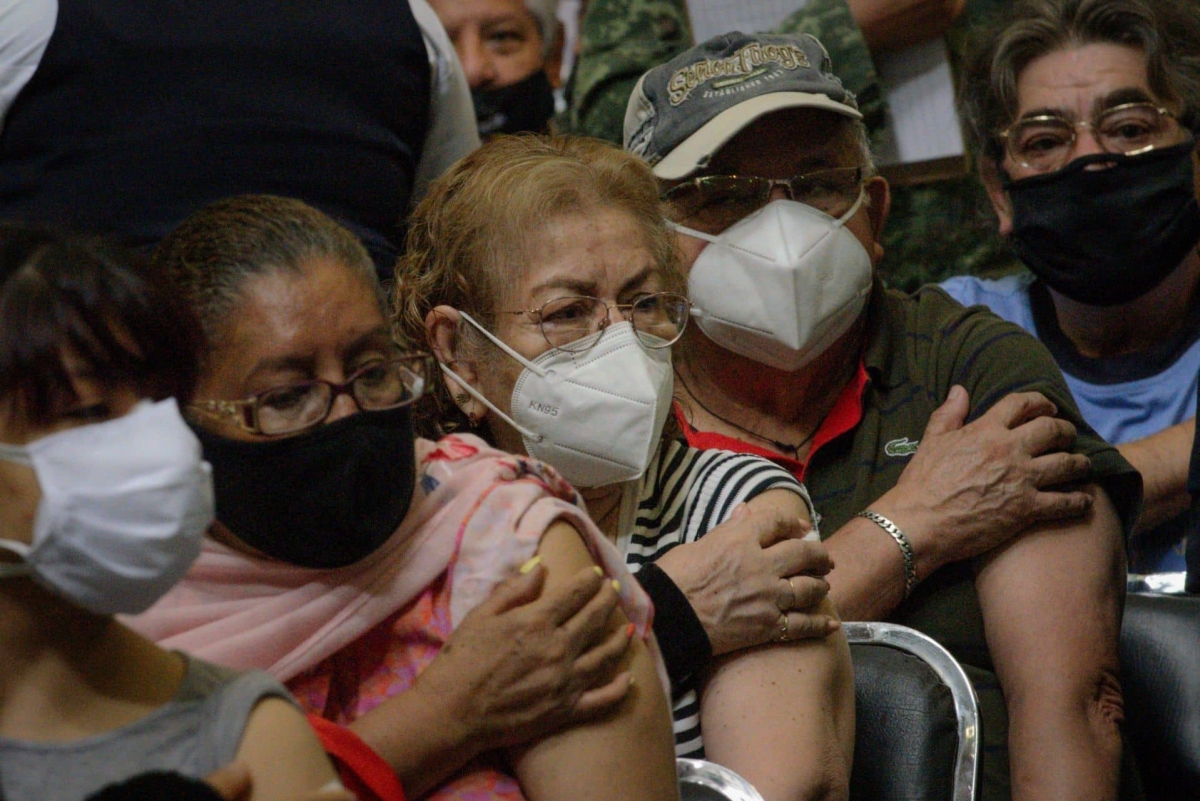 Analizan aplicación de tercera dosis de vacuna COVID para adultos mayores en México
