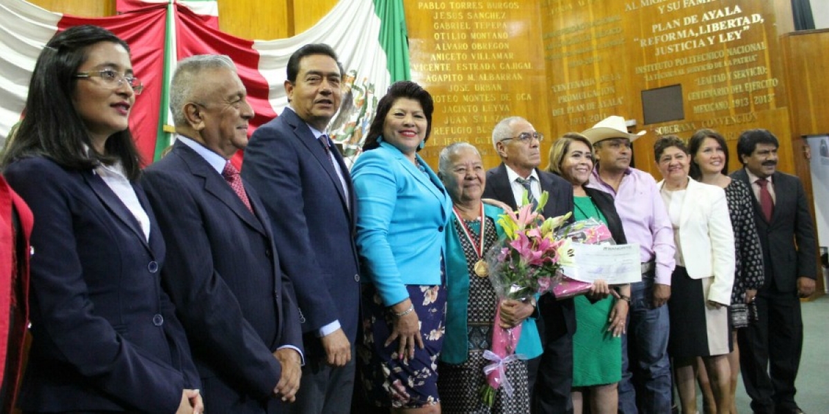 Entregan presea al mérito docente "Profesor y General Otilio Montaño Sánchez", en el Congreso local