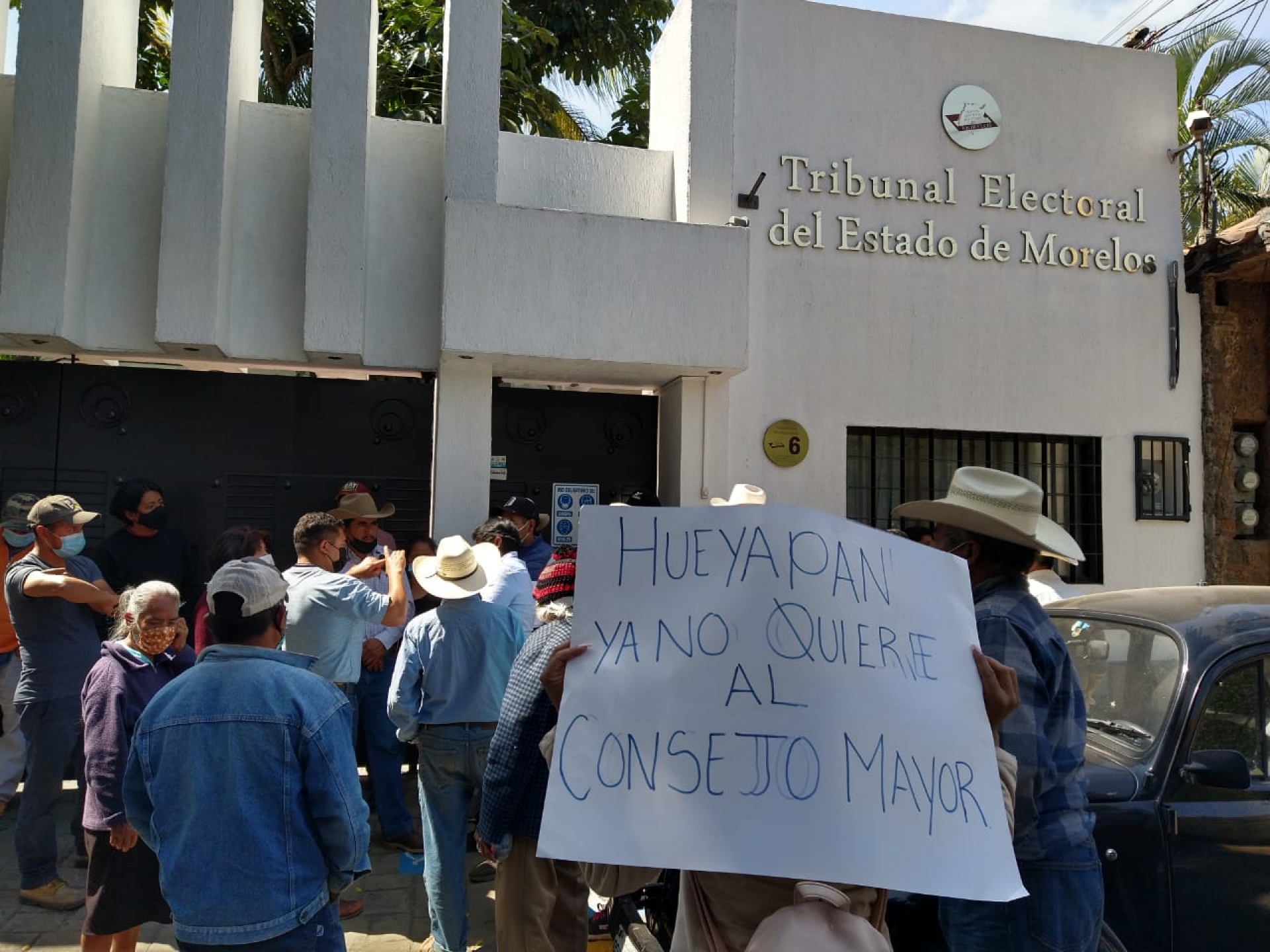 Habitantes de Hueyapan se manifiestan ante el TEEM