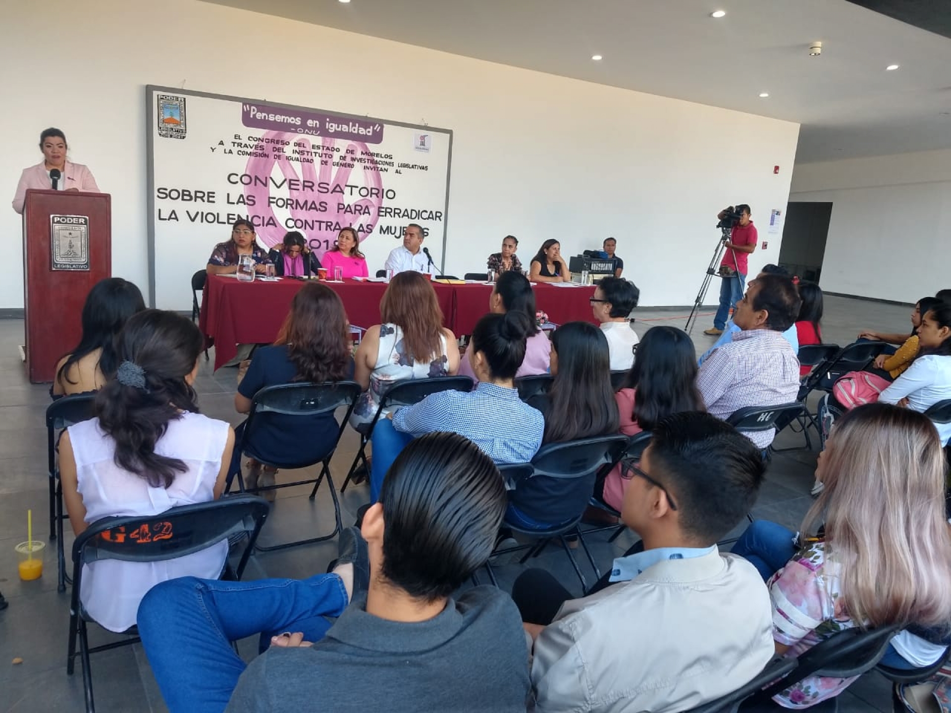 Efectúan conversatorio sobre formas para erradicar violencia contra la mujer