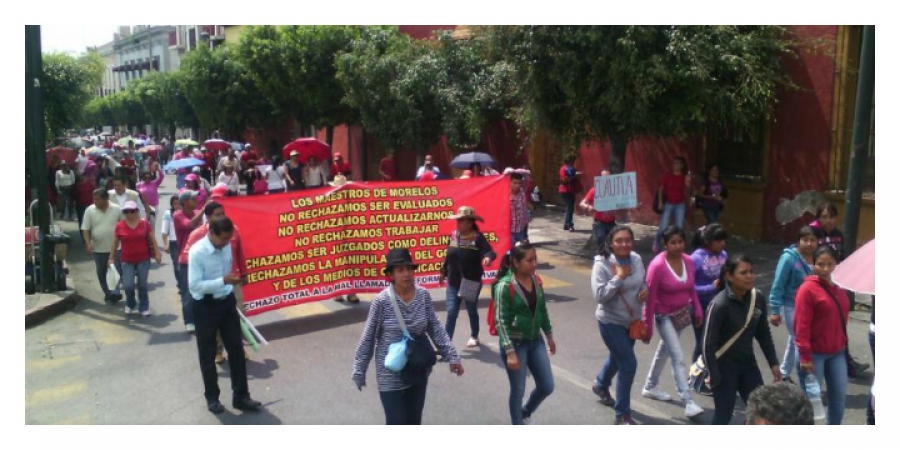 Marchan maestros en Cuernavaca en contra de la reforma educativa