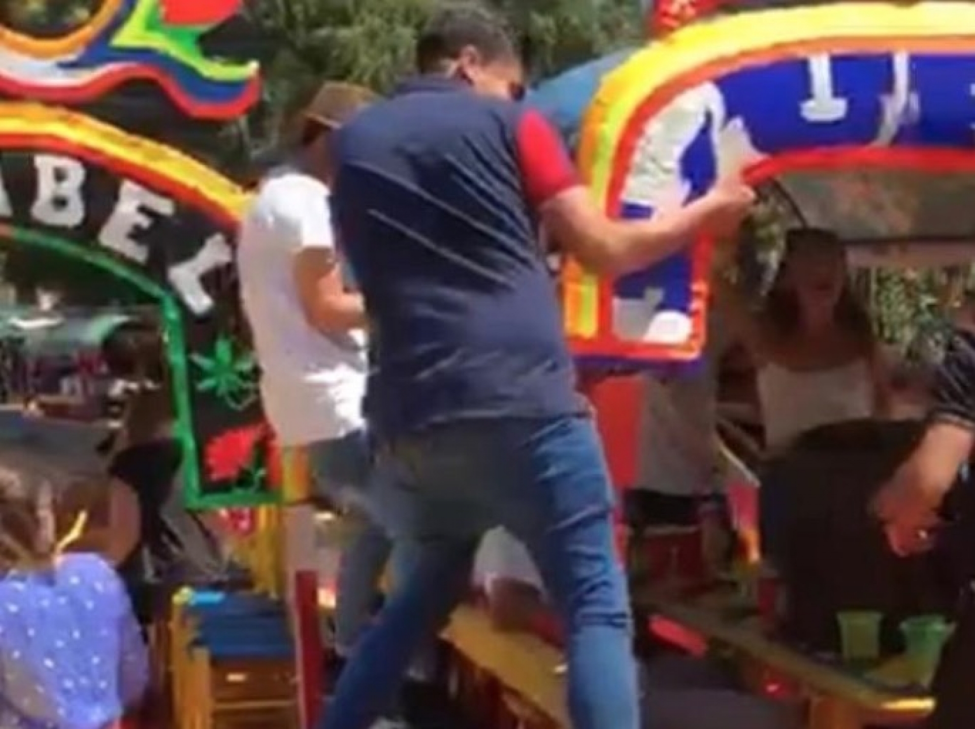 VIDEO: Muere joven ahogado al caer de trajinera en Xochimilco