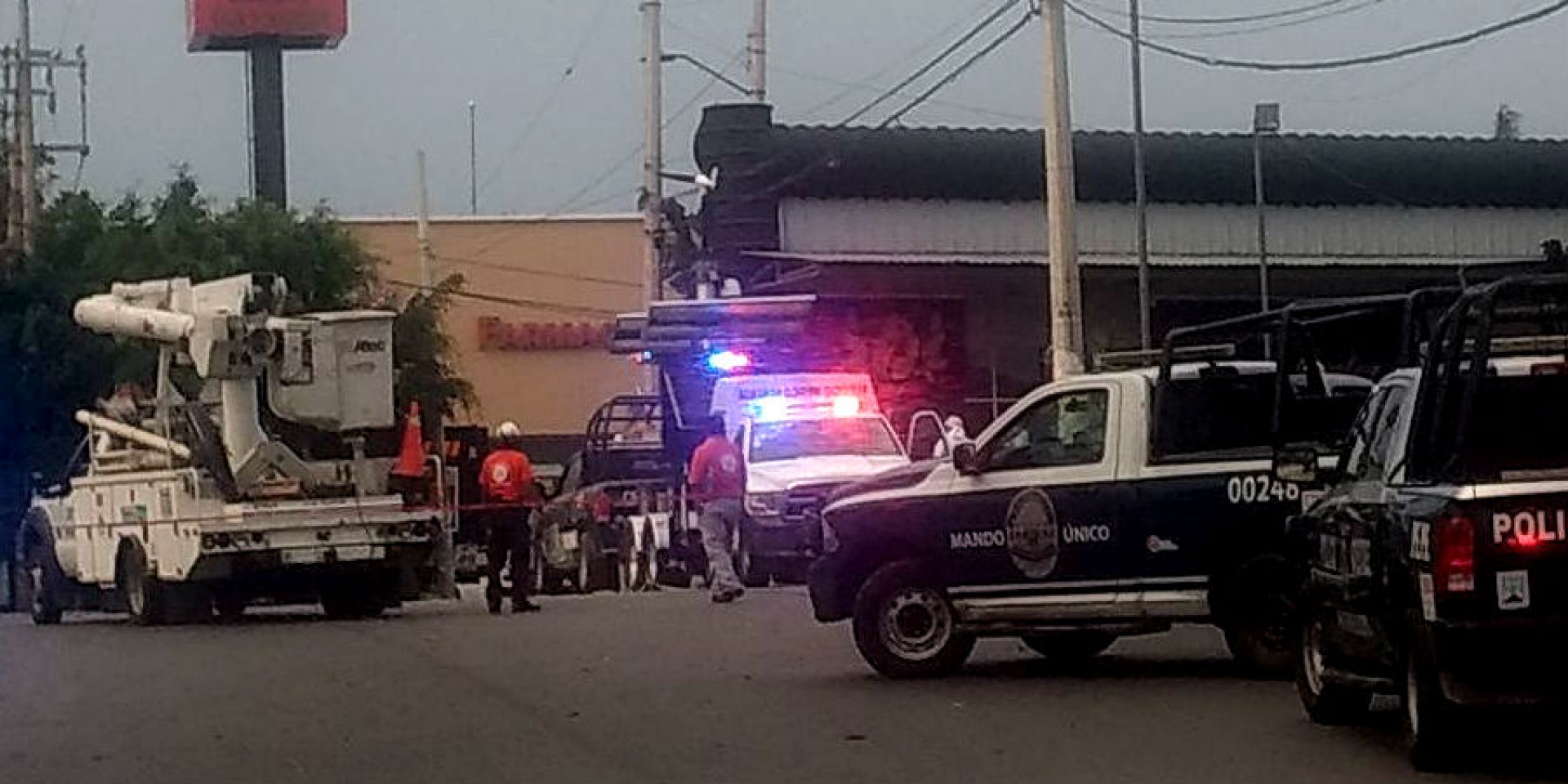 Fallecen dos policías tras recibir descarga eléctrica, en la colonia Flores Magón