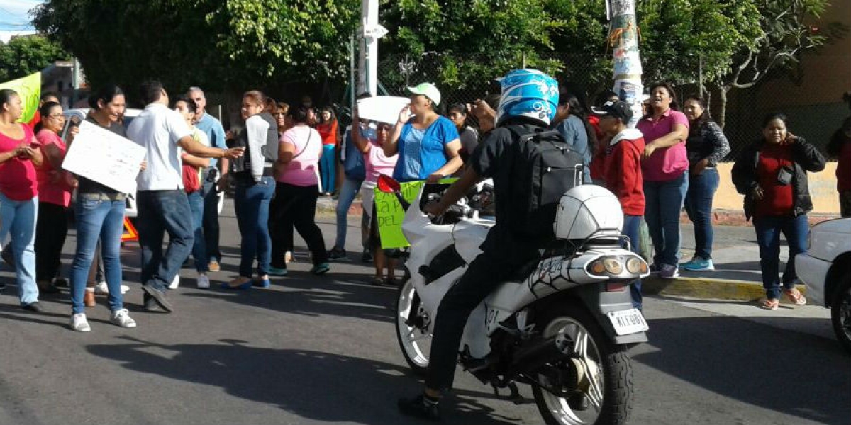 Exigen padres de familia reubicación de albergue de la secundaria 2 en Alta Vista