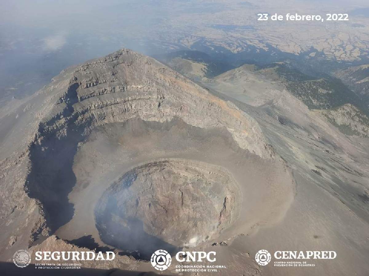 Desde el aire, verifica la Cenapred cráter del Popocatépetl