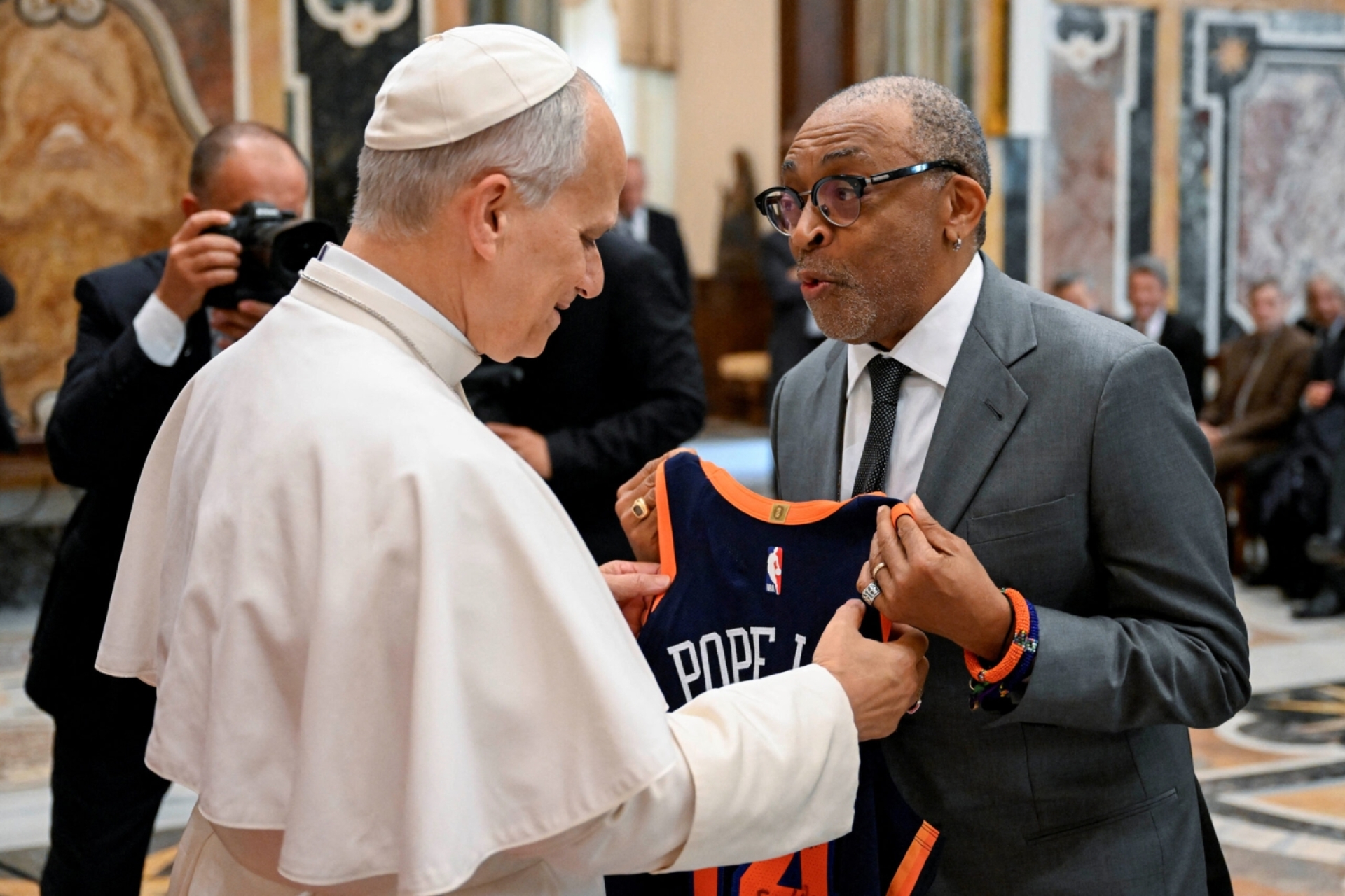 El Papa León XIV advierte a Hollywood: 'El cine está en peligro' en un encuentro histórico en el Vaticano