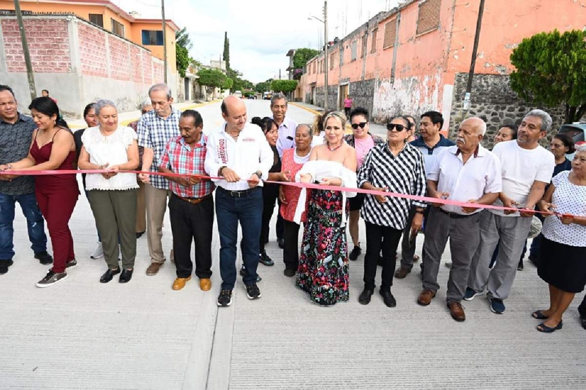 Inaugura Rodrigo Arredondo calle en la colonia Plan de Ayala
