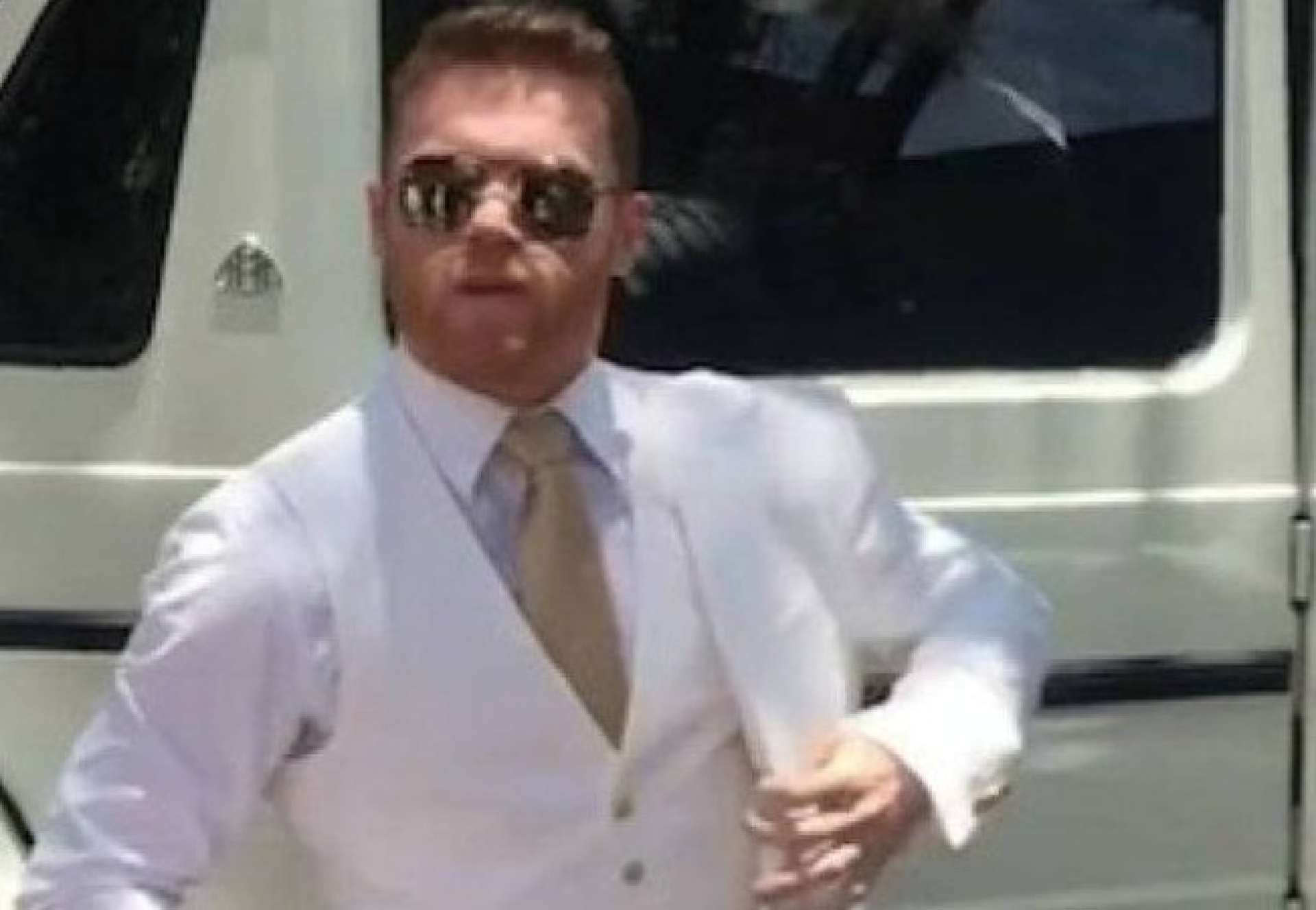 ¡No sé quién los invitó! 'Canelo' se enoja con la prensa en bautizo de hijo