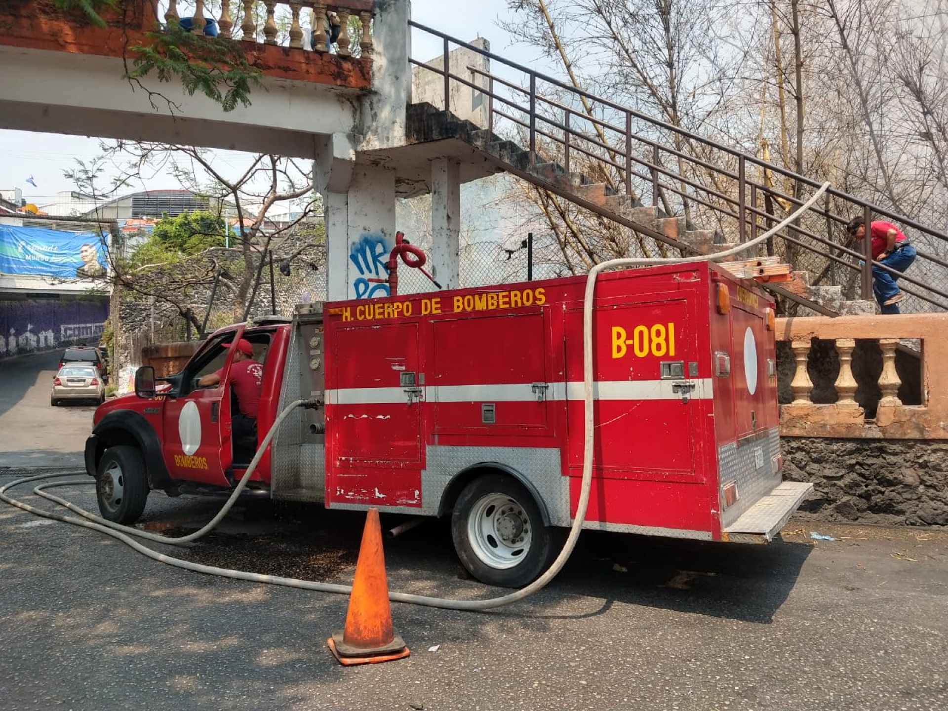 Bomberos sofocan incendio por quema de basura a un costado del ALM