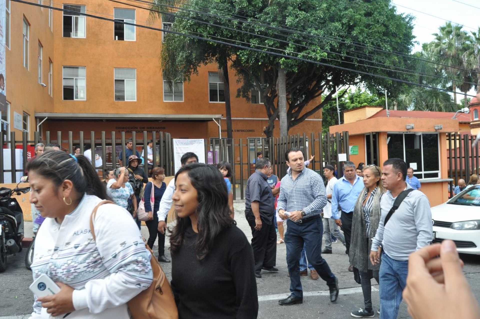 Protestan en la Tesorería municipal para exigir descuentos