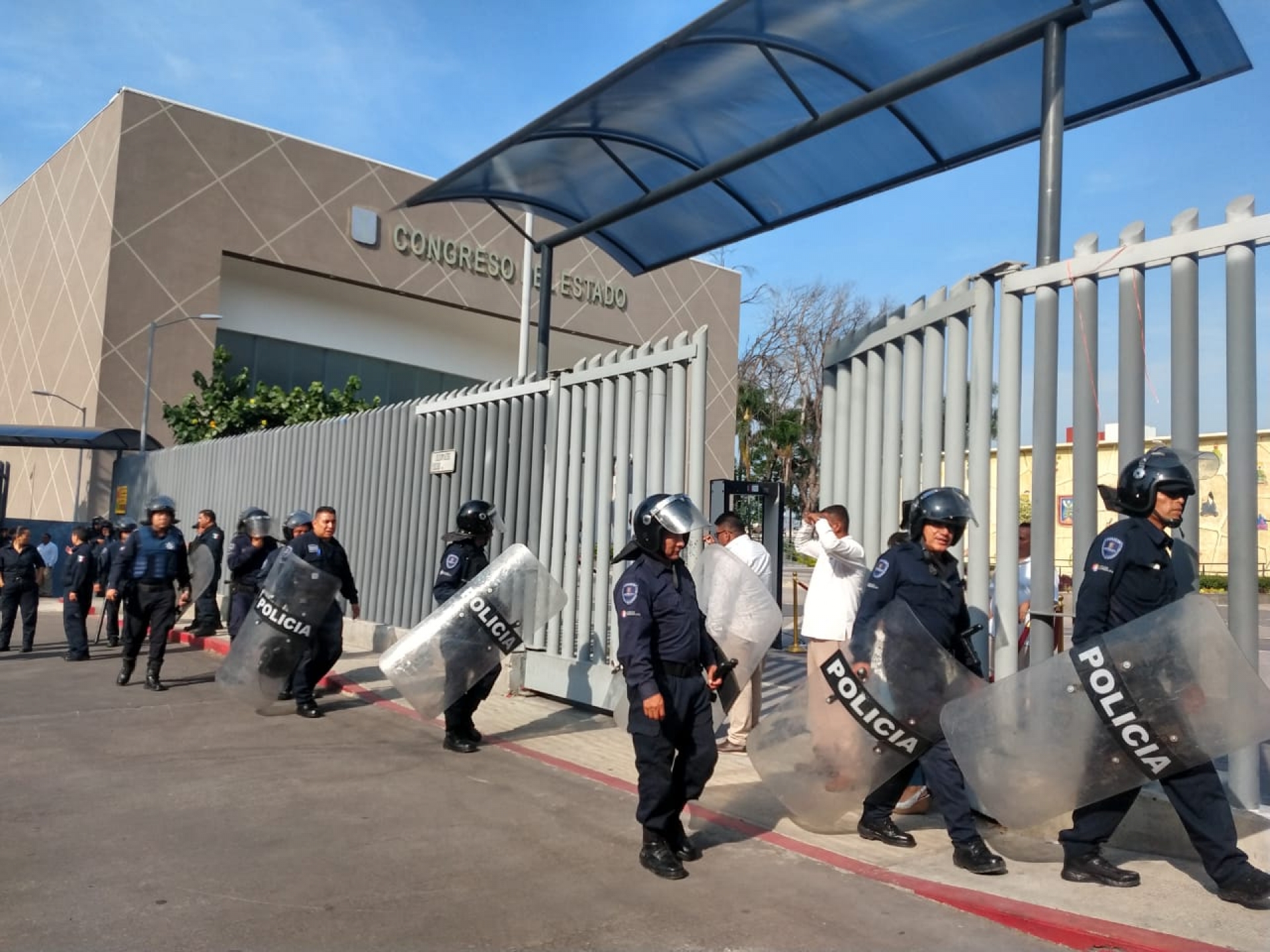 Resguardan policías sede del Congreso local