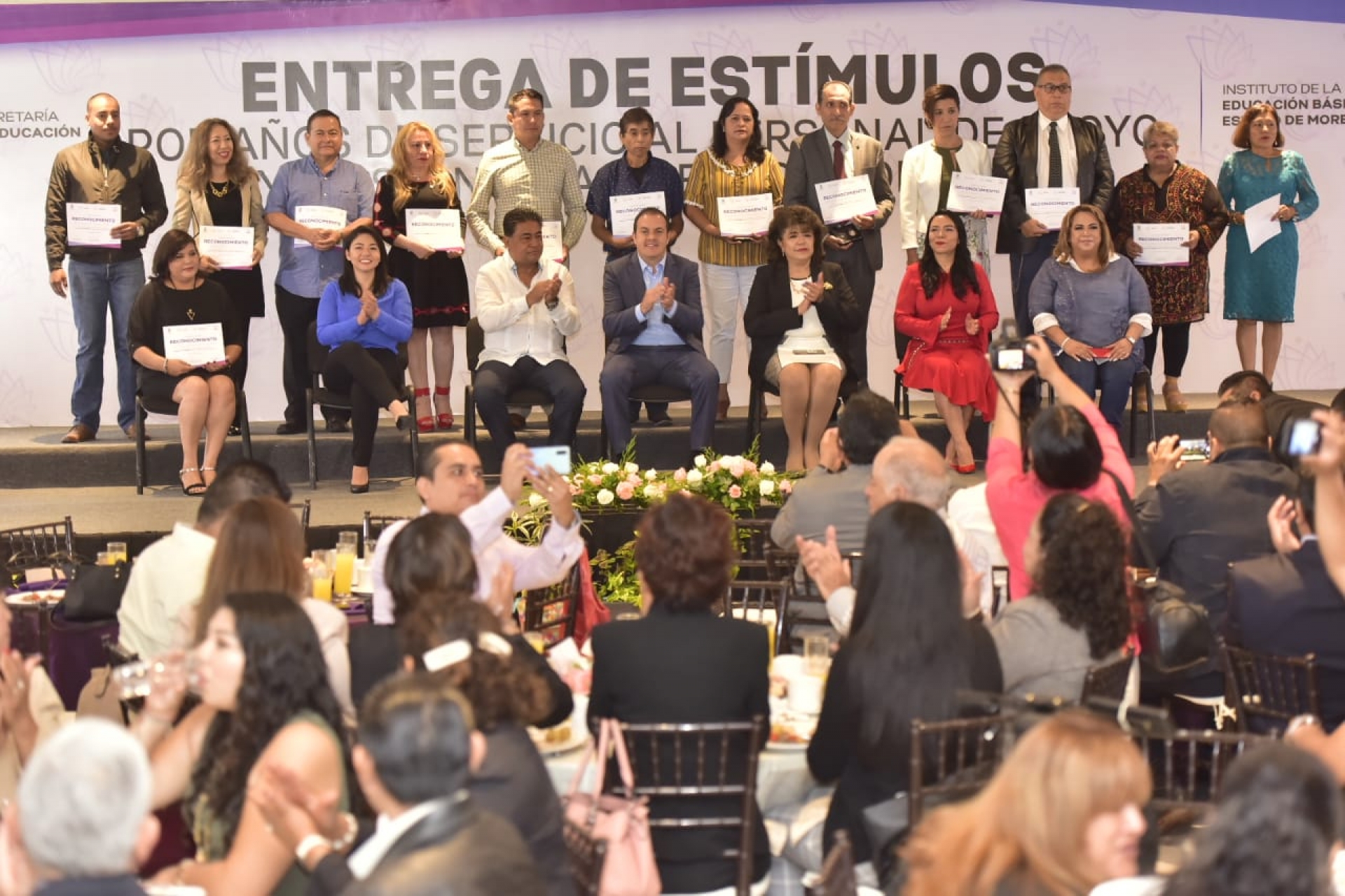 Entrega gobernador estímulos por años de servicio a personal de apoyo a la educación