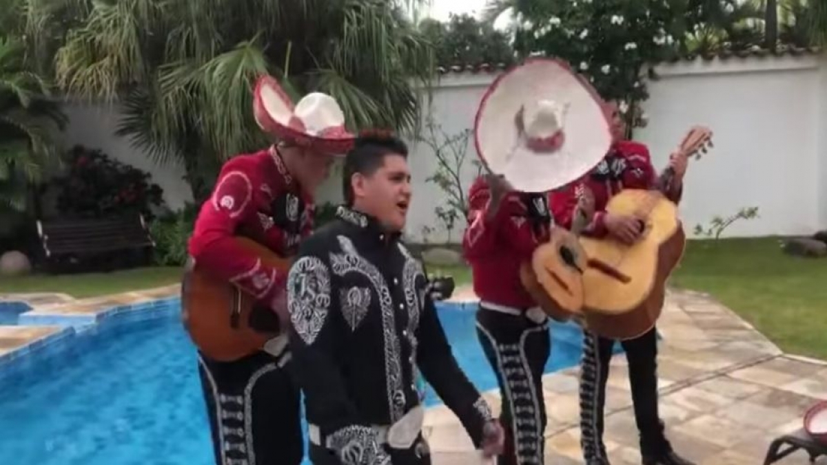 Mariachi cae en alberca por accidente durante serenata