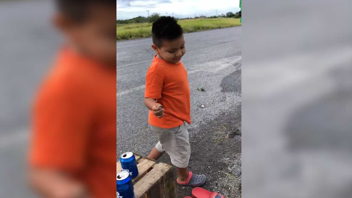¡100% ejemplar! Niño prefiere comprar naranjas en vez de robarlas de tráiler volcado