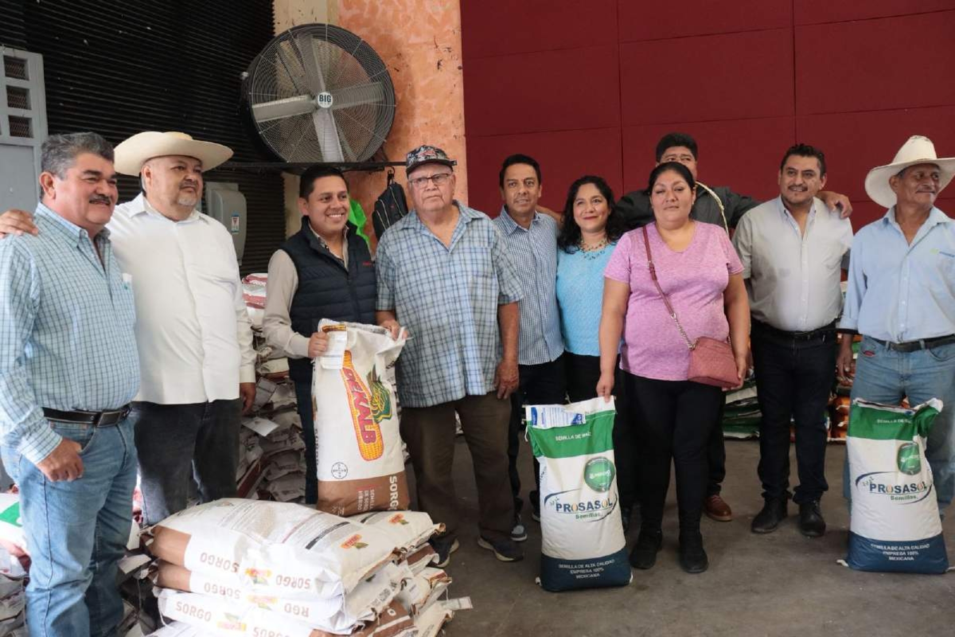 Entrega Alan Martínez fertilizante para 750 productores