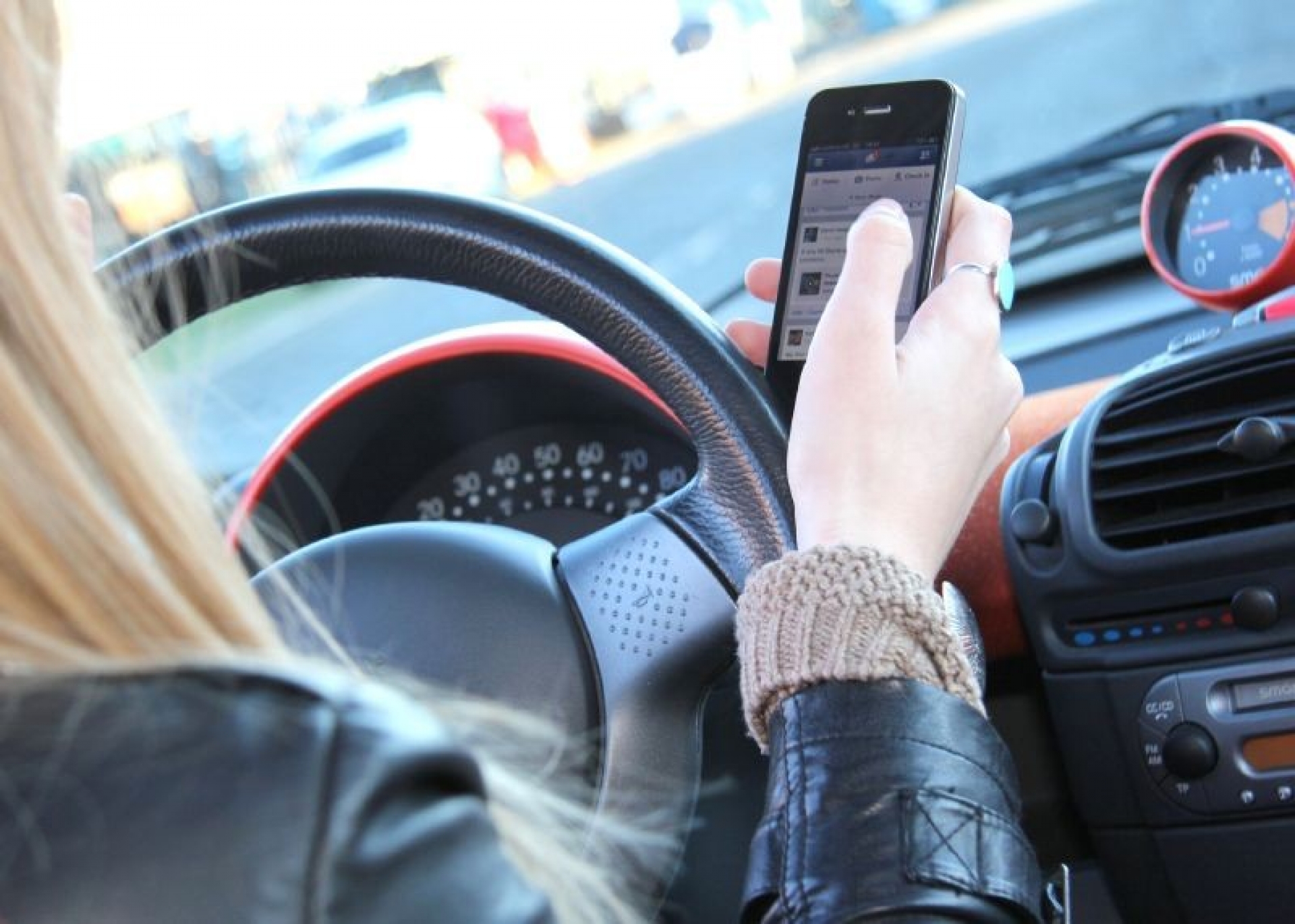Aumentan accidentes por uso de celulares al conducir