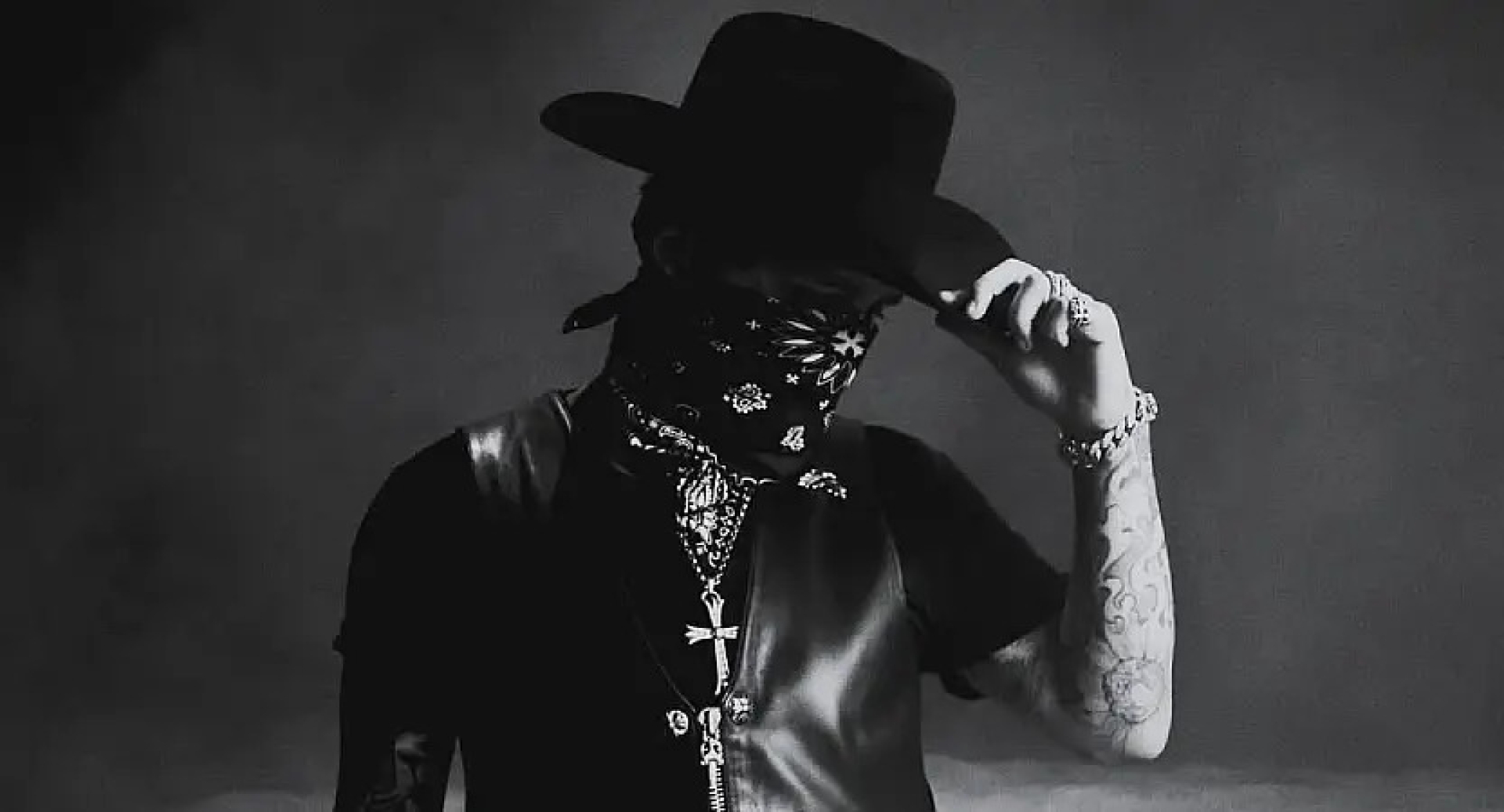 Christian Nodal reaparece en redes como ‘El Forajido’ con fotos misteriosas