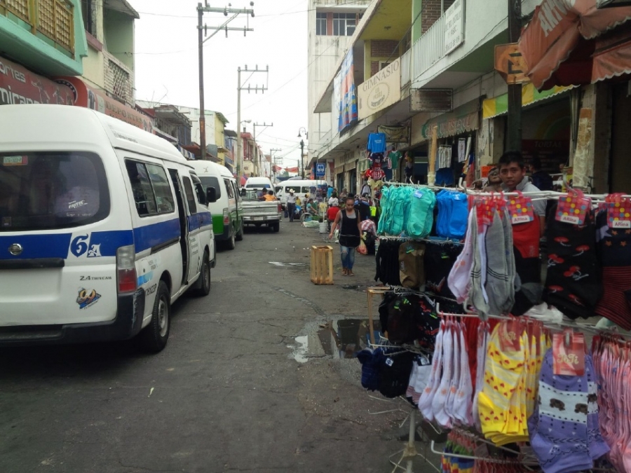 Antimotines desalojan a comerciantes ambulantes en el centro de Cuautla