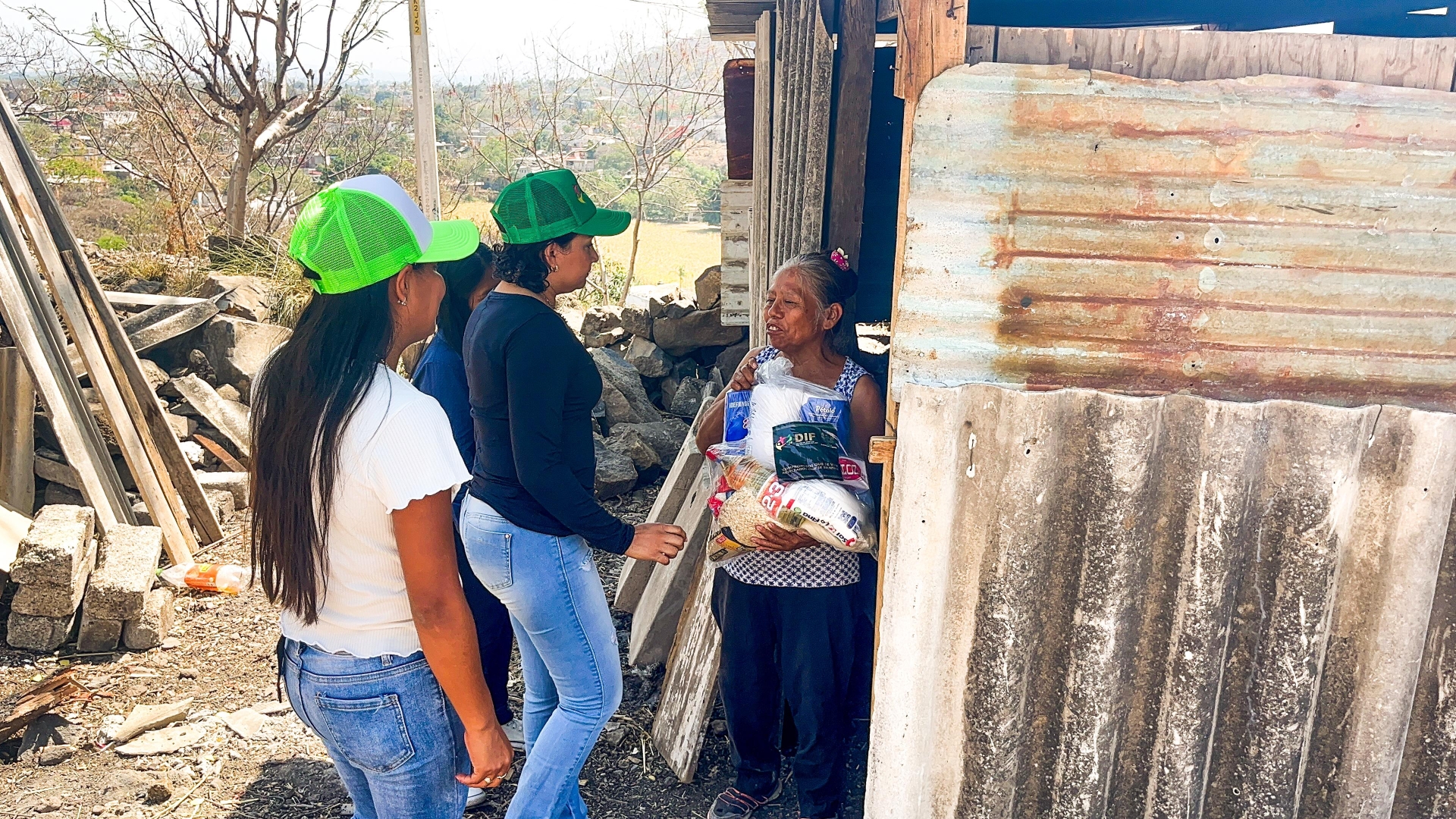 Entrega apoyos alimentarios DIF Emiliano Zapata