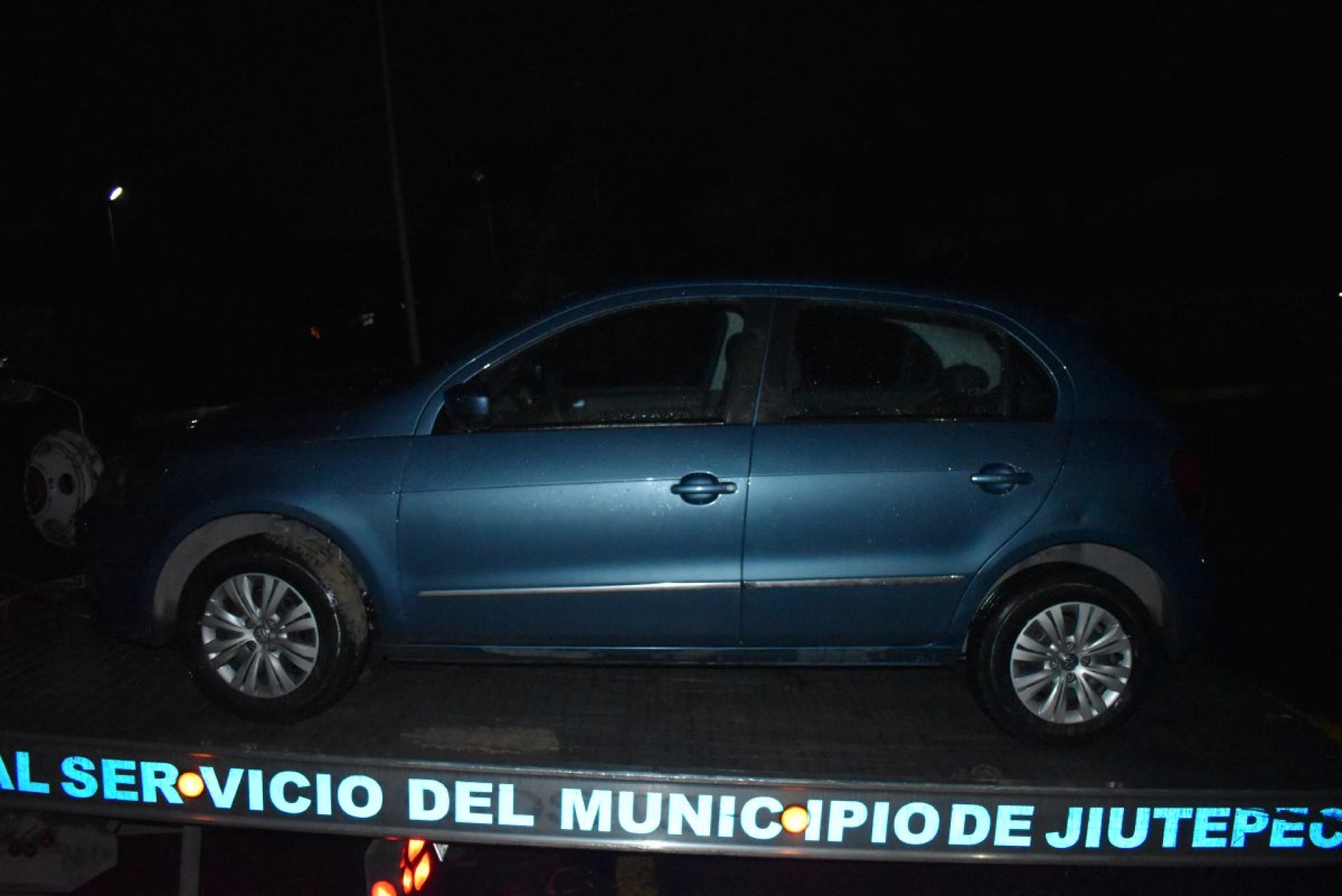 Atrapan a dos jóvenes acusados de robar un auto